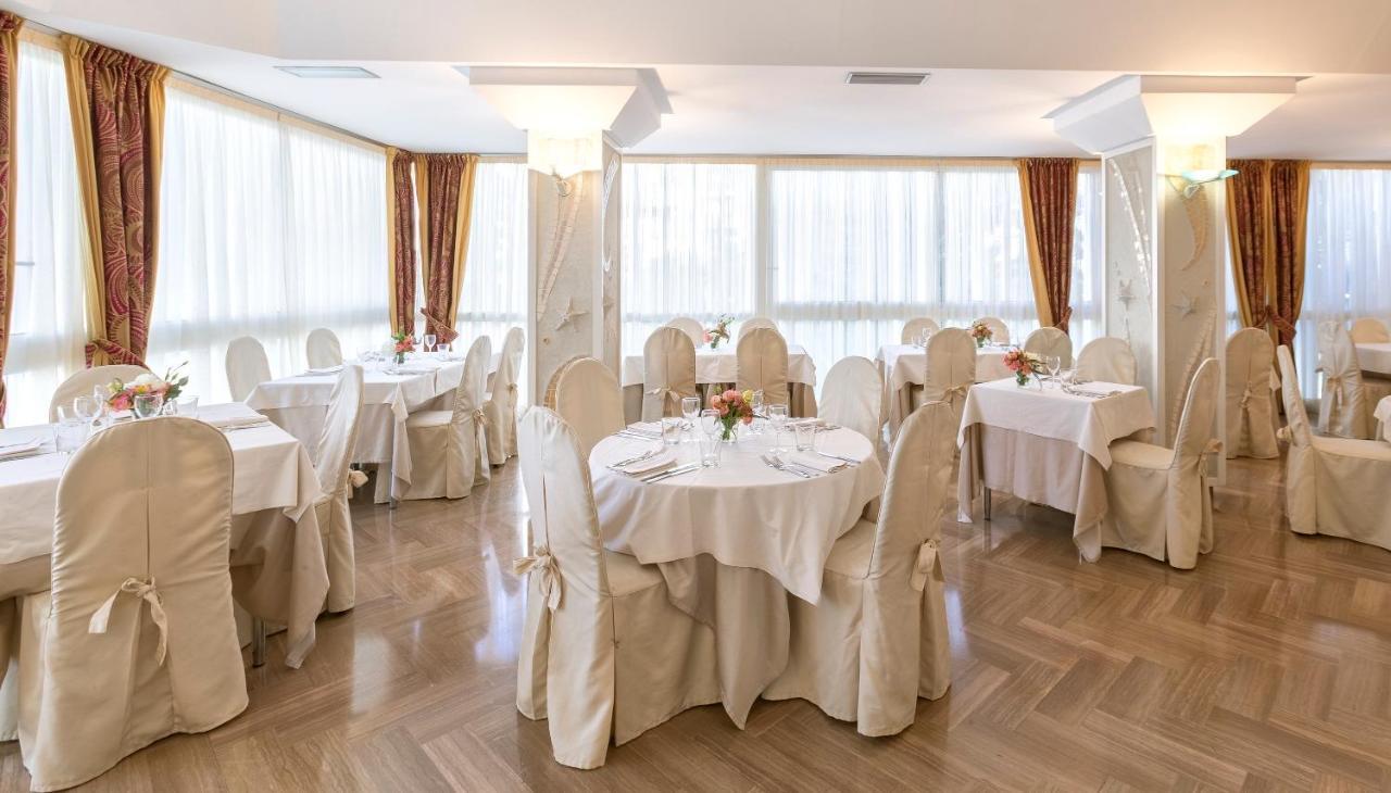 Hotel Feldberg Riccione Bagian luar foto