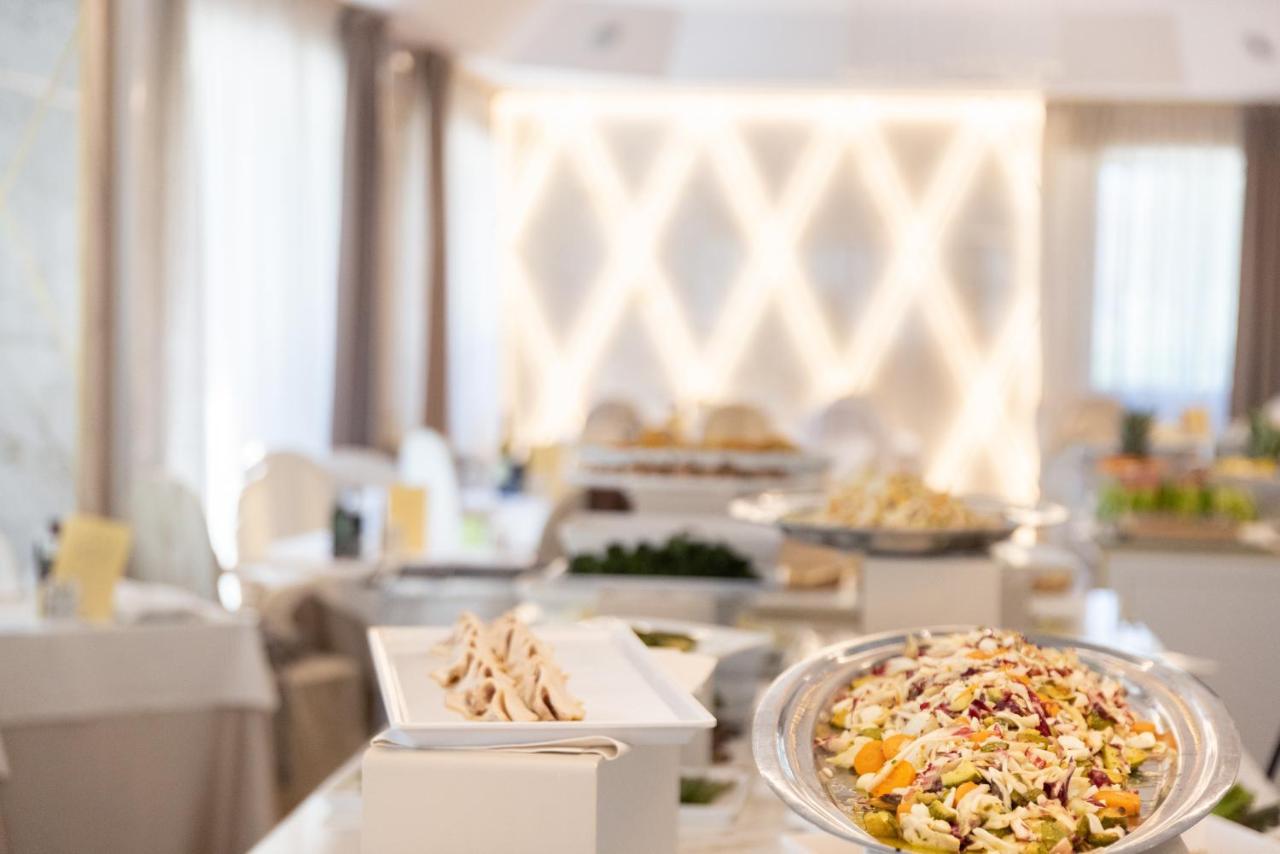 Hotel Feldberg Riccione Bagian luar foto