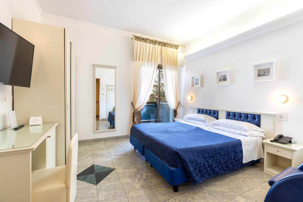 Hotel Feldberg Riccione Bagian luar foto
