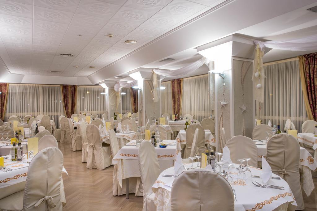 Hotel Feldberg Riccione Bagian luar foto