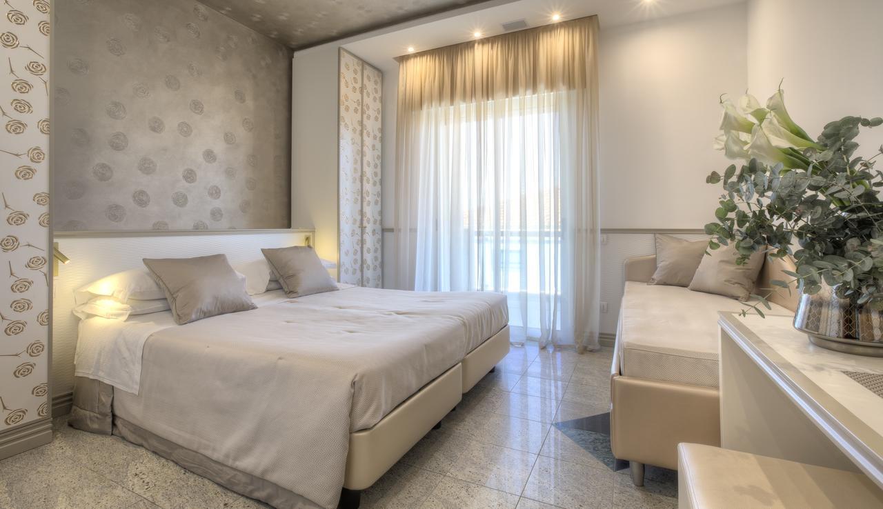 Hotel Feldberg Riccione Bagian luar foto