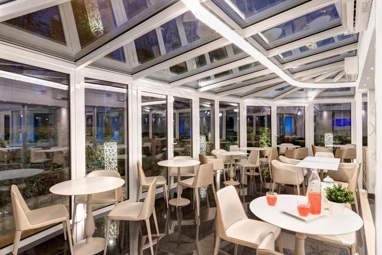 Hotel Feldberg Riccione Bagian luar foto