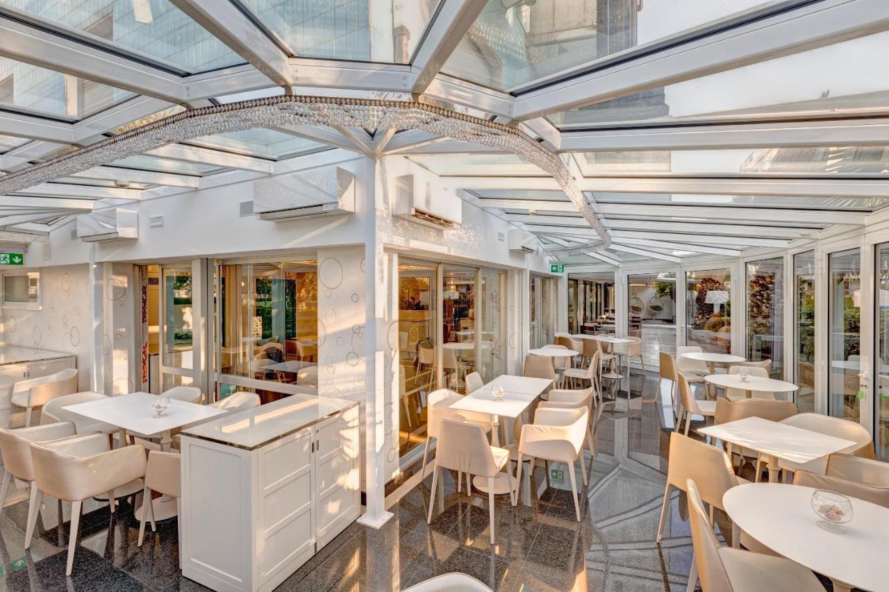 Hotel Feldberg Riccione Bagian luar foto