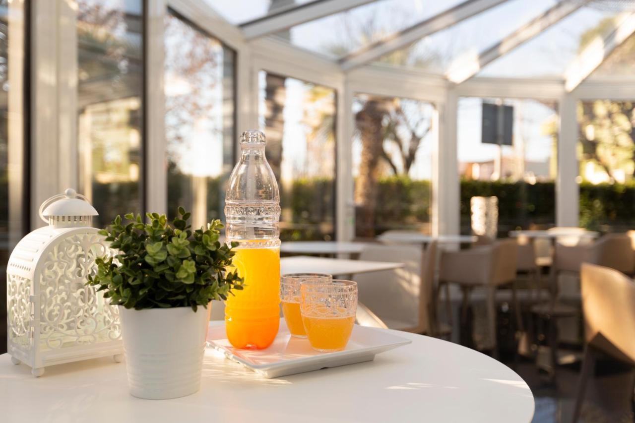 Hotel Feldberg Riccione Bagian luar foto