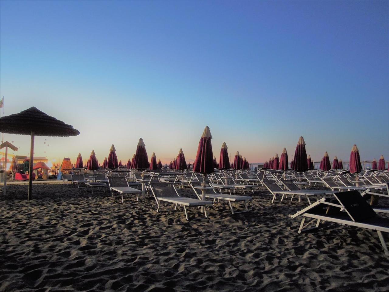Hotel Feldberg Riccione Bagian luar foto