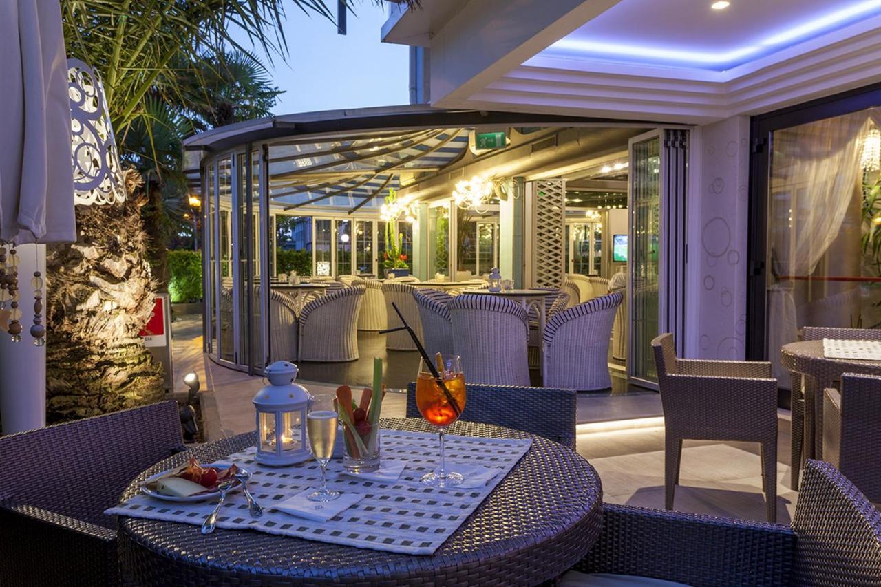 Hotel Feldberg Riccione Bagian luar foto
